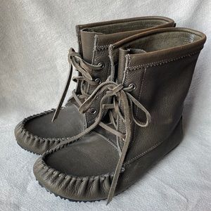 Manitobah Mukluks Kootney Grey/Green Leather Moccasins Turtle Soles BNWOT
